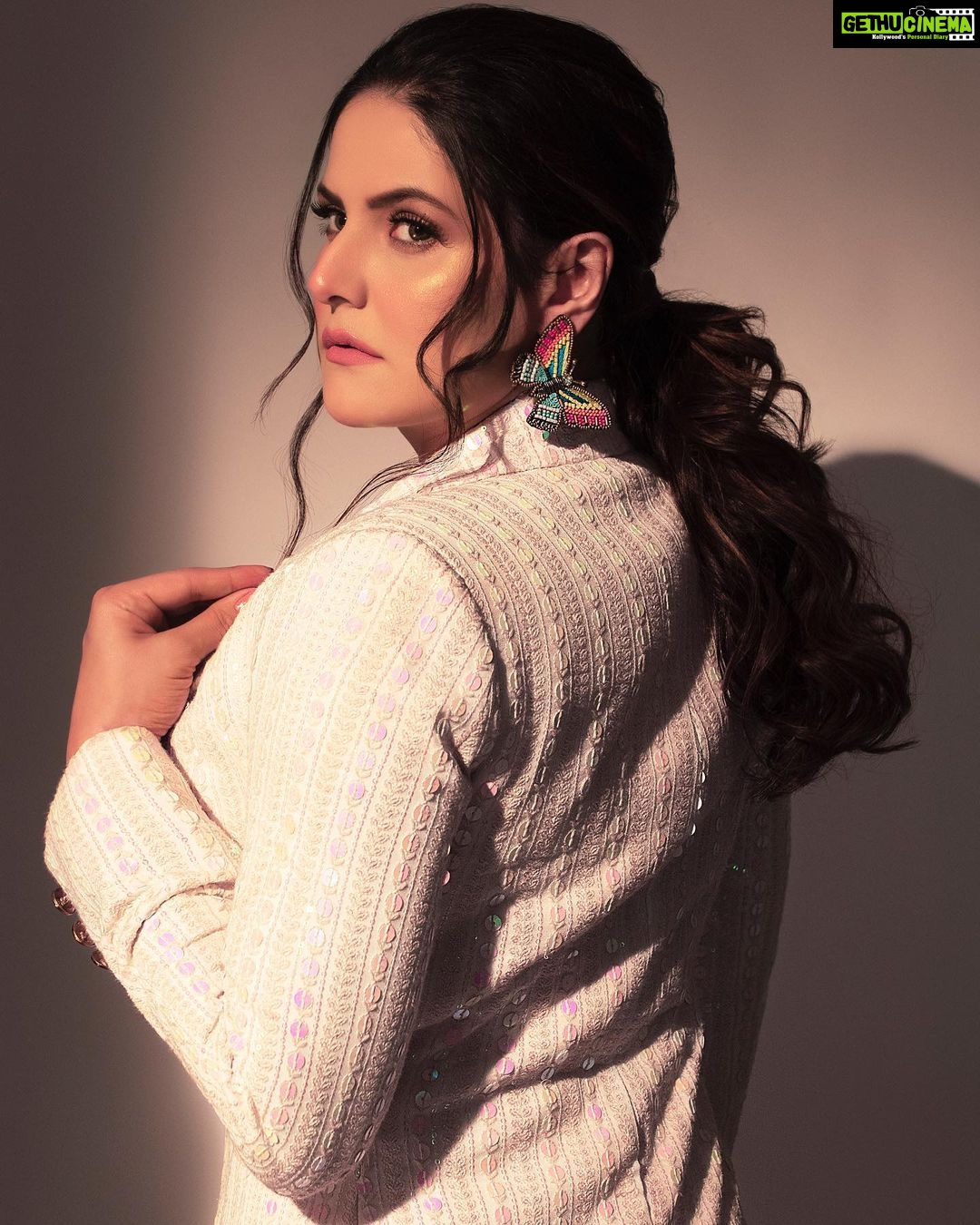 Zareen Khan Instagram - 🦢 Outfit by @ranbirmukherjeeofficial Jewellery by @rubans.in @oakpinionpr Styled by @hitendrakapopara Fashion Team @tanyakalraaa @sarinabudathoki Make up @makeupbyvinod Hair @shab_qureshi786 🎥 - @sjframes Managed by @piyuushj9 #DanubeFilmfareOttAwards2022 #ZareenKhan
