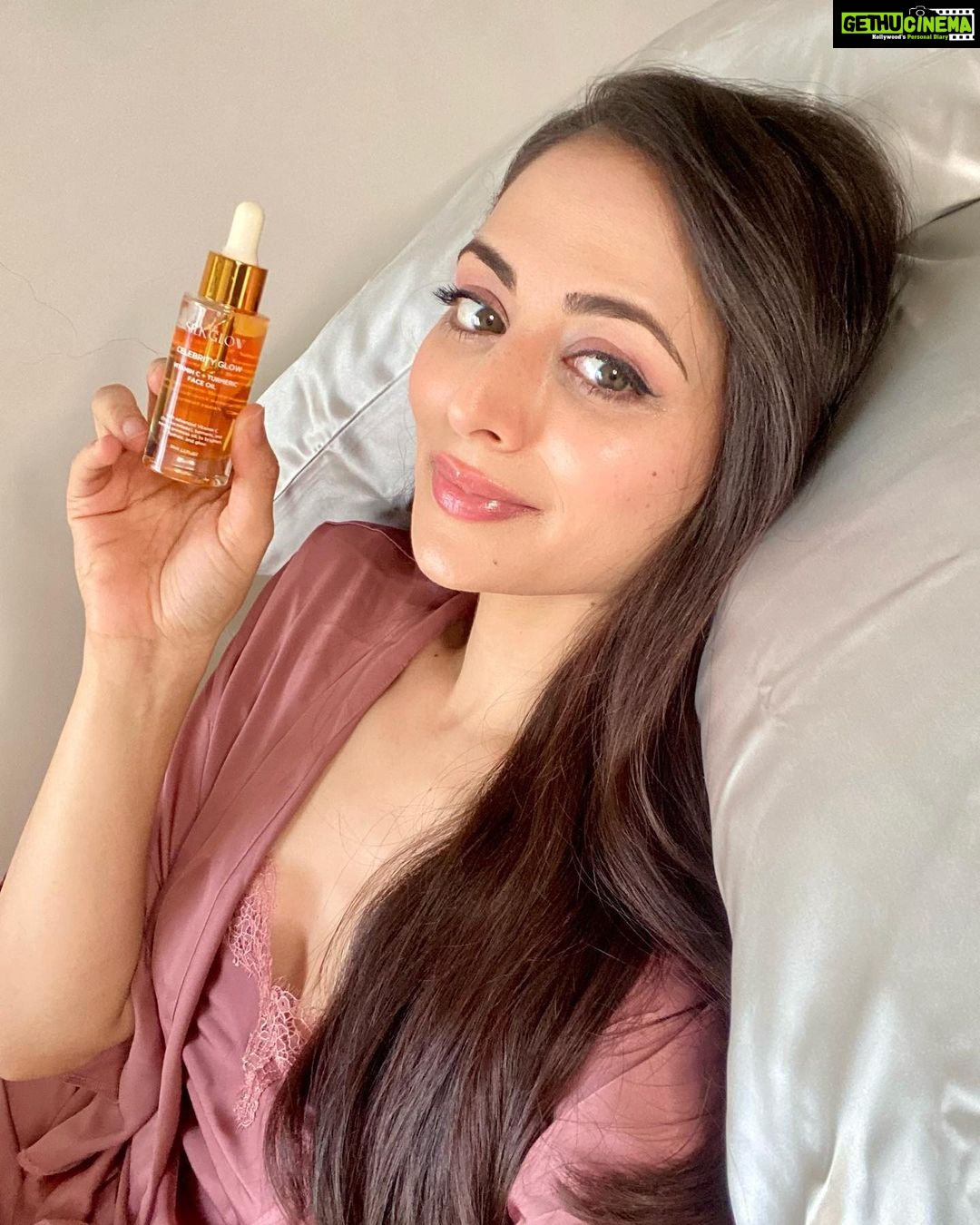Zoya Afroz Instagram - Filters are great but great skin is better✨ #thesilkglow #mulberrysilkpillowcase