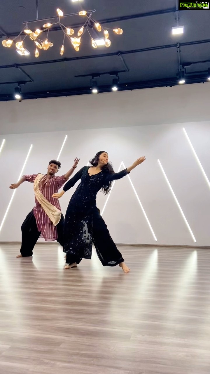 Zoya Afroz Instagram - The sheer pleasure of semi-classical Kathak - a glimpse of intricate footwork, expressive storytelling, and total exuberance. Dancing with & choreography by : @pravinganeshagawane you are just fab ππΌ