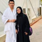 Aaron Aziz Instagram - Allahu Akbar. Sering kali mendengar org berkata, “Haji tu lain, tak sama. Tak Boleh nak explain” Sekarang baru faham. Betul Haji ni rasanya sangat lain. Subhan Allah Semoga isteri dan saya dan semua para jemaah Haji mendapat Haji Mabrur. Dan semoga Allah swt menjemput semua yg membaca ini peluang utk menunaikan Haji. Ameen “(Allah berfirman kepada para malaikat) Lihatlah hamba-hamba-Ku! Mereka datang kepada-Ku dengan rambut kusut dan berdebu, kerana mengharapkan Rahmat-Ku. Maka aku bersaksi kepadamu bahawa Aku telah mengampunkan mereka.” Terima kasih kerana mendoakan kami berdua. Alhamdulilah Eid Mubarak Taqabbal Allahu minna wa minkum
