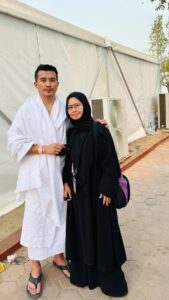 Aaron Aziz Instagram - Allahu Akbar. Sering kali mendengar org berkata, “Haji tu lain, tak sama. Tak Boleh nak explain” Sekarang baru faham. Betul Haji ni rasanya sangat lain. Subhan Allah Semoga isteri dan saya dan semua para jemaah Haji mendapat Haji Mabrur. Dan semoga Allah swt menjemput semua yg membaca ini peluang utk menunaikan Haji. Ameen “(Allah berfirman kepada para malaikat) Lihatlah hamba-hamba-Ku! Mereka datang kepada-Ku dengan rambut kusut dan berdebu, kerana mengharapkan Rahmat-Ku. Maka aku bersaksi kepadamu bahawa Aku telah mengampunkan mereka.” Terima kasih kerana mendoakan kami berdua. Alhamdulilah Eid Mubarak Taqabbal Allahu minna wa minkum