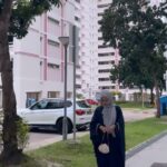 Aaron Aziz Instagram - Dia bergaya dgn bag kecik totet. Pocket abg yg berat. Macam macam selagan make up dia tumpang kat pocket. Isteri korang gini ke? Atau isteri abg aje?? Nasib Raya baru bermaafan, telan aje la… 😩 #AbgpocketberatDiaBergaya #AbgDahMaafkan #AbgkenaBullyselalu #Abgbersabarselalu #abgHappyPakaiBiru #AbgBingitTapiSenyum #AbgTakFahamFungsiBagTotet #AbgTaksukaBagTotet