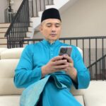 Aaron Aziz Instagram - Luar nampak cool, dalam hati tuhan je yang tahu…tak goyang la dgn bini @jakeltextile #bergayawithjakel #ingatrayaingatjakel