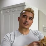 Aaron Aziz Instagram - Korang ada tak kucing yg jealous mcm Yen ni. Abg punya Yen Yen ni tak boleh tengok member dia kena belai, jealous teruk. Anyway nak tanya semua boleh tak recommend cat boarding house atau Cat Sitter nak untuk Raya ni. Last min sangat change of plan! Abg ada 9 cats hokayyy Yg penting rambut abg dan Yen warna sama 😩 Ok korang tlg pls thank u