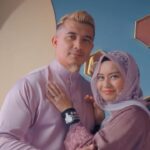 Aaron Aziz Instagram – Masya Allah 1 minggu lagi! Ni Abg and isteri @diyanahalikcom first Bazaar in KL selepas beberapa tahun! 

Jom jumpa di @absolutbazaar x @gaya_raya di Mitec from 14-16 April Insya Allah