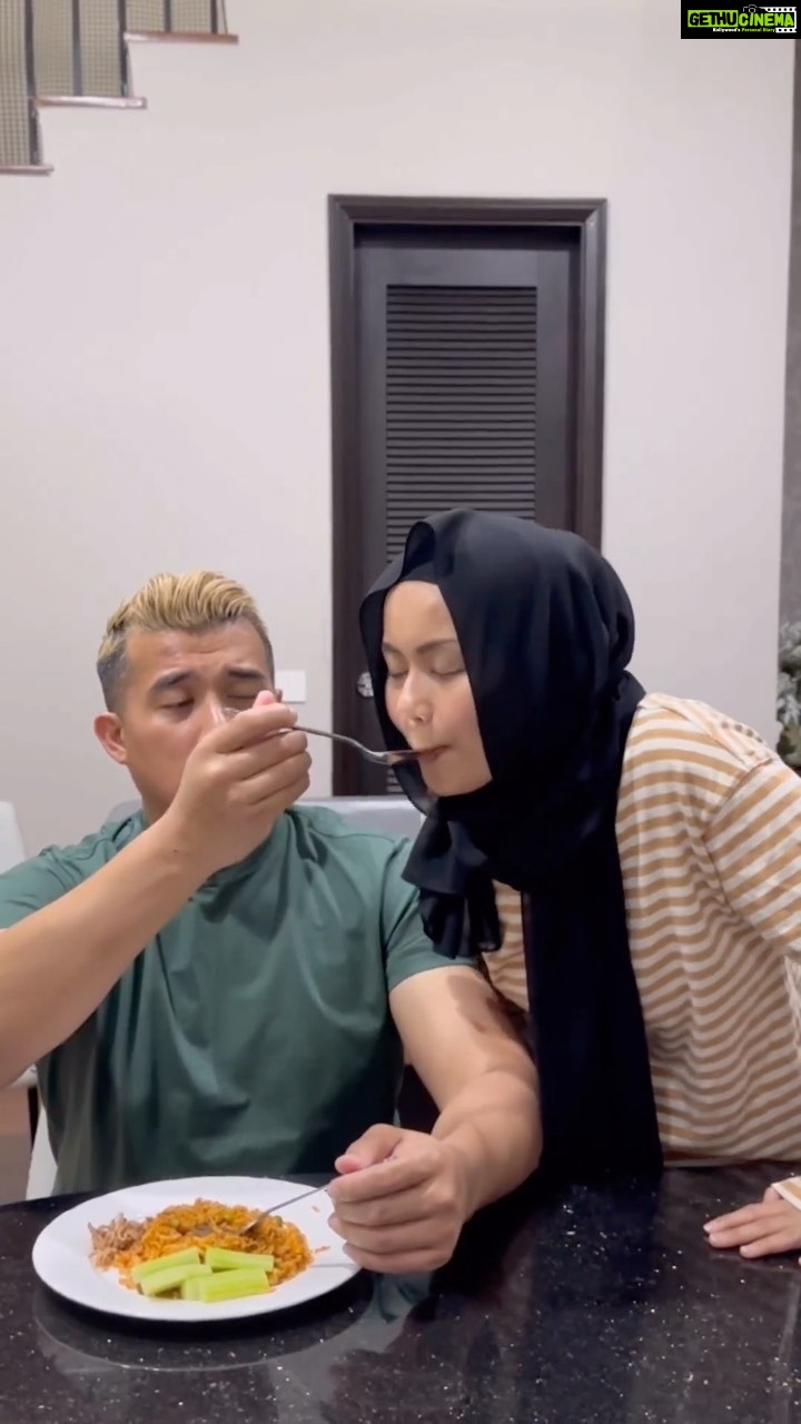 Aaron Aziz Instagram - Masya Allah. Ramadan ni biasa la kalau tak cukup tido. Sekarang ni Abg masih shooting film Syerif hari hari balik pagi. So peranan abg sebagai tukang kejut! Wah magic betul eh, bangun lambat pun sempat buat nasi goreng. Katanya pakai cili magic… ok korang tengok…. Yang ngantuk tu memang betul ehhhh!! Lepas ni masak apa pulak dgn As Sufi? @as_sufi_official Cili serbaguna lengkap dgn cili, bawang and bawang putih. Cooking made easy with As Sufi. Terima kasih Isteriku https://shopee.com.my/assufijb?smtt=0.709692313-1671343177.3 www.assufi.com