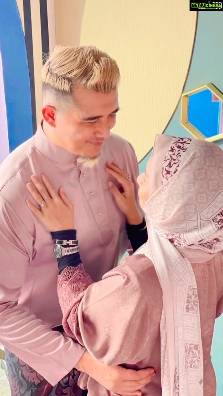Aaron Aziz Instagram - Subhan Allah, jgn la berlaga laga kan dlm bulan Ramadan. Abg Ada PC Kat Jakel. Abg avoid sebaik baik nya. Abg berbual pun relax dgn tonasi yg tenang. Tiber Aaron Aziz kasi amaran. Jadi pada setengah setengah yg menulis, headlines tu agak agak la sikit. Sekarang ni nak focus misi Cambodia. Support abg sikit ok dlm misi ni. Penat la…. Selamat Berbuka semua #takpasalpasalAbgkenaMarahdgnIsteri #takpasalpasalIsteriYgKasiAbgAmaran #MacamTulahSenyumanBilakenamarahDgnIsteri