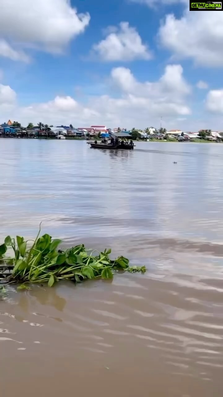 Aaron Aziz Instagram - Asslamualaikum Insya Allah saya @diyanahalik dan @ddaania_mil_lisa akan ke Kampung Nelayan Cambodia lagi, dengan harapan utk membawa hijab yg dah diinfaq. Penduduk Di kampung ini sangat miskin. Baju pun Ada 2-3 pasang sepanjang masa. Jadi bila kita pergi tahun lepas, mereka happy sangat dapat baju. Baggage airline sangat limited utk dibawa. Jadi saya nak ajak semua untuk join infaq iftar untuk mereka pada 10 mlm terakhir. Saya sendiri akan kesana untuk membeli keperluan dan makanan untuk mereka. Harap semua boleh join this charity mission dan boleh DM @diyanahalik dan @ddaania_mil_lisa untuk details lanjut. Doakan kita semua ye. Jazakumullahu khyran