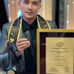 Aaron Aziz Instagram - A supa award with best dispo ever #AksoSupa dgn battery indicator, juice indicator, child safety lock, adjustable air flow and a booster function . The first and one n only dispo with such technology. Grow stronger with #AksoSupa9500puffs jadi korang cepat cepat order sebelum Stock habis @officialaksomalaysia @vng_distro #Akso #TheVapeDon