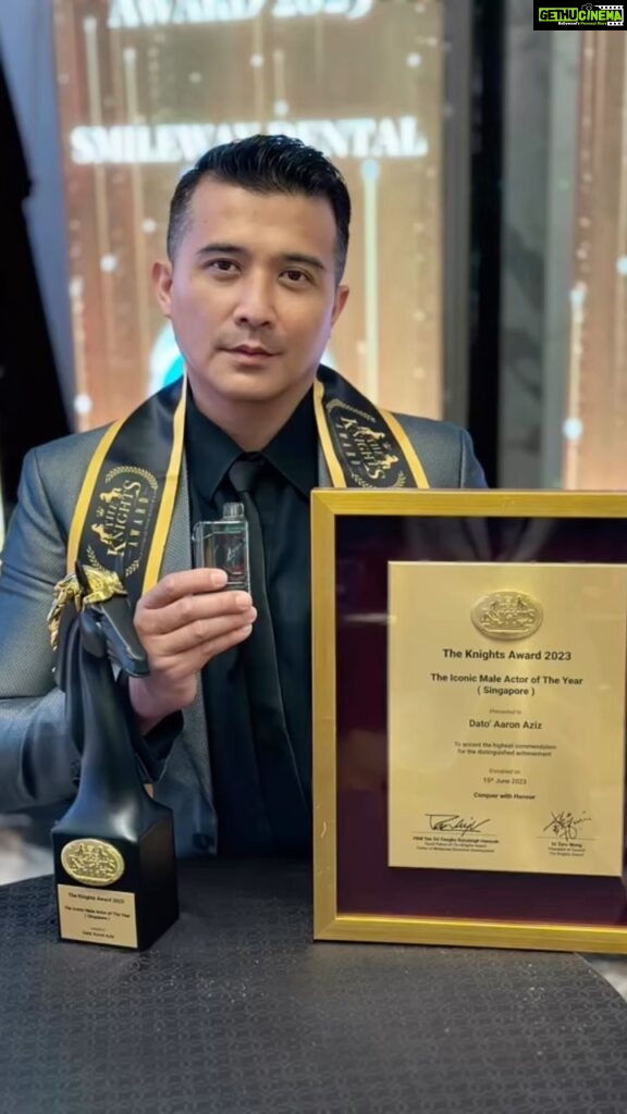 Aaron Aziz Instagram - A supa award with best dispo ever #AksoSupa dgn battery indicator, juice indicator, child safety lock, adjustable air flow and a booster function . The first and one n only dispo with such technology. Grow stronger with #AksoSupa9500puffs jadi korang cepat cepat order sebelum Stock habis @officialaksomalaysia @vng_distro #Akso #TheVapeDon