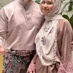 Aaron Aziz Instagram - You’ll always be My beautiful wife. Abg pakai #bajumelayuaaronaziz Sampin percuma Butang percuma harga bawah 200 nantikan announcement bila kita buat lelong dan buang harga serendah rendah nya. #MarilahBergayasamaJakel @jakeltextile @diyanahalik