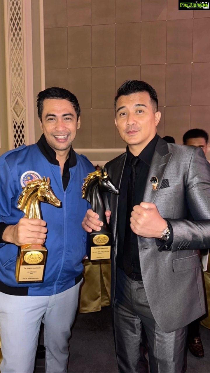 Aaron Aziz Instagram - Alhamdulillah Tabarakallah thank you Yang Berhormat Mulia Tan Sri Tengku Razaleigh bin Tengku Mohd Hamzah and congratulations Dr @zyrowonghk for a very successful and prestigious event @theknightsaward such an honor to receive this award. Thank you for the hospitality and opportunity to meet many professionals from around the world dan to all my fans kerana tanpa korang saya tak akan berada di mana saya skrg @lordstailor Nice meeting. Dato @drsheikhmuszaphar #syukuralhamdulillah #ThankyouALLAH #AES