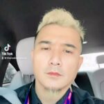 Aaron Aziz Instagram – Take a chill pill guys santaiiiii Sorry passel filter Tak tahu mcm mana nak hilangkan lipstik @officialaksomalaysia @wearehombremy @hombretwentyone. Beli Akso nanti Abg duit raya. Tunggu live Abg