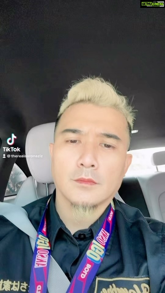 Aaron Aziz Instagram - Take a chill pill guys santaiiiii Sorry passel filter Tak tahu mcm mana nak hilangkan lipstik @officialaksomalaysia @wearehombremy @hombretwentyone. Beli Akso nanti Abg duit raya. Tunggu live Abg