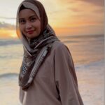 Aaron Aziz Instagram - Masya Allah Tabarakallah Alhamdulilah Just a little lovely advice for my beloved children. Don’t ever give up on your dreams. Work hard and tawakkul. Anas ibn Malik reported: A man said, “O Messenger of Allah, should I tie my camel and trust in Allah, or should I leave her untied and trust in Allah?” The Prophet, peace and blessings be upon him, said, “Tie her and trust in Allah.” (Tirmidhī 2517) Missing my Bali sunsets… Thank you @baliprivatedrivertours my awesome guide Wearing my Qadira Collection @diyanahalikcom Bali, Indonesia