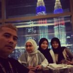 Aaron Aziz Instagram – Dinner at 38 with my 3 princesses @diyanahalik @dwiarianaaaron @dahliaarissaaaron @officialaksomalaysia #AksoIGO #AksoGT