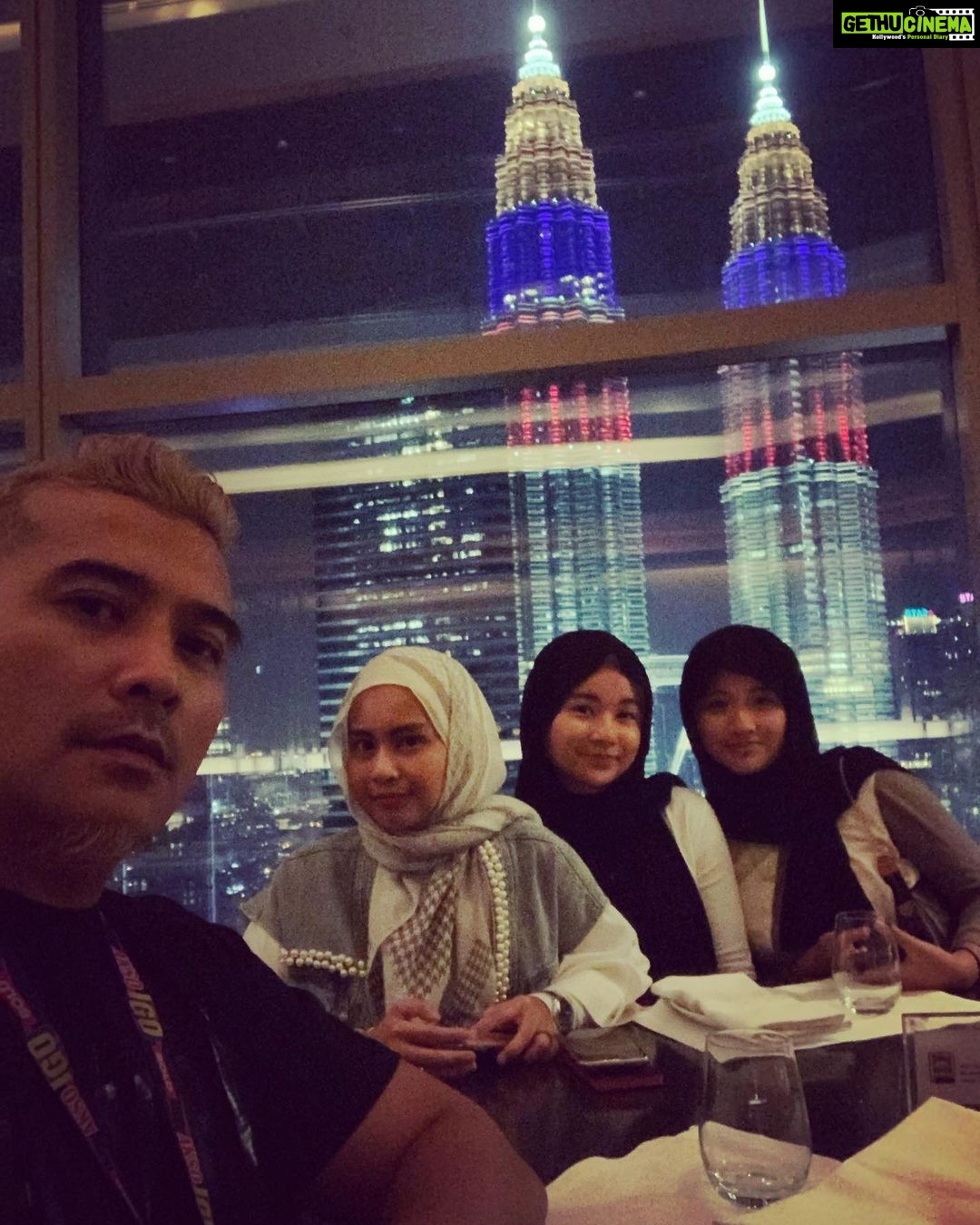 Aaron Aziz Instagram - Dinner at 38 with my 3 princesses @diyanahalik @dwiarianaaaron @dahliaarissaaaron @officialaksomalaysia #AksoIGO #AksoGT