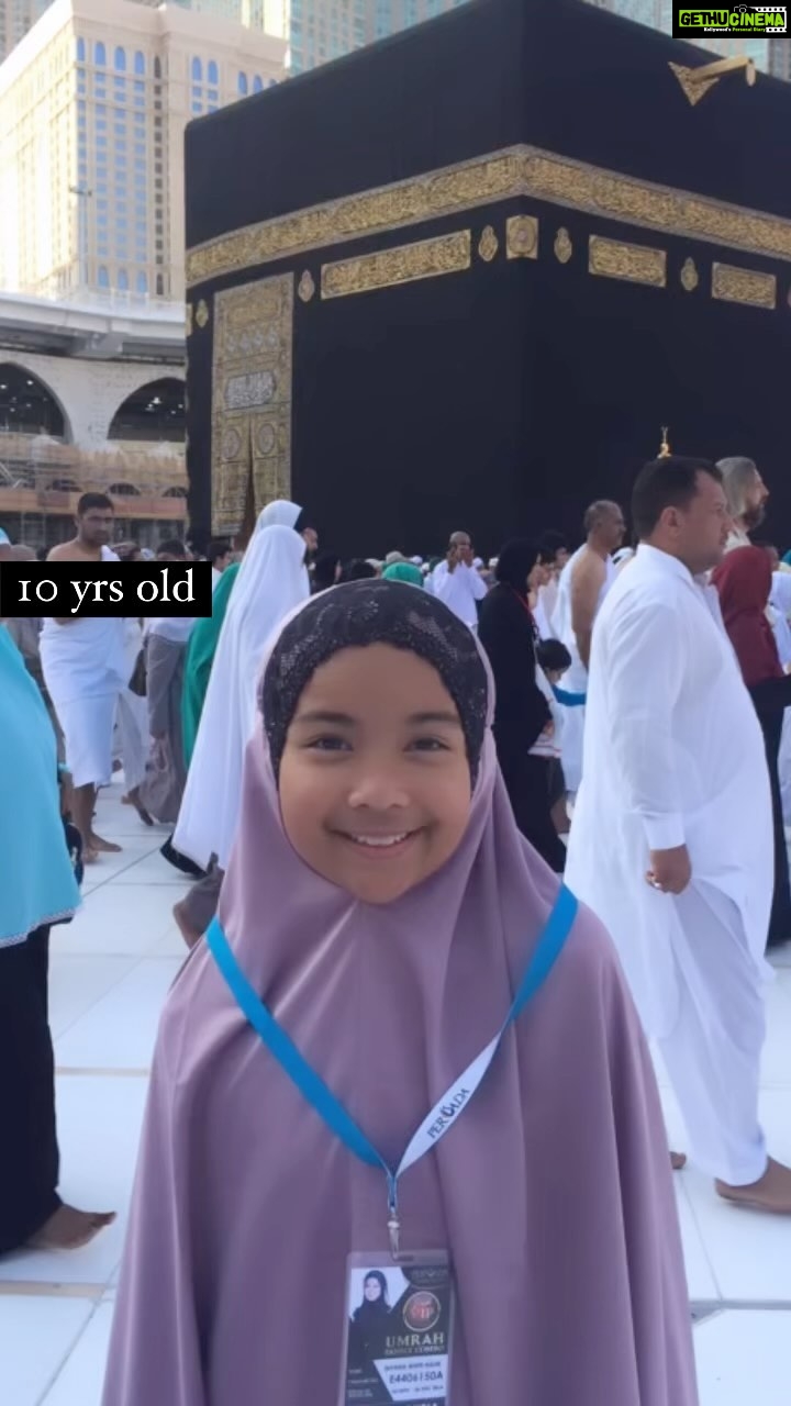 Aaron Aziz Instagram - Masya Allah Tabarakallah Alhamdulilah 17 years flew like a blink of an eye! While scrolling my photo album, I found these pictures to be the most heartwarming. From being guided step by step for all the umrah rites to being able to perform it independently. Alhamdulilah Allahumma Barik. My lovely kakak, don’t stop learning and always come back for Umrah when you have earned your own money Insya ALLAH. Plan for your Dunia and Akhirat well as a good deed performed is better than a good grade scored. Life is full of trials and the successful ones are those who has sabr and a well balance of the world and the hereafter. Study hard, play hard and pray harder. Hold on to the Quran and the sunnah of Prophet saw and guard your solah, Insya ALLAH you will be fine. Mummy pray that Allah swt the Most Gracious and Merciful grant u the hidayah, keep you to the right path and protect you from any harm and the unseen. May Allah swt grant you beneficial knowledge and make you into a pious woman and one who makes a difference and contribute to the ummah. May Allah swt grant u al afiyah, the best of Dunia and Akhirat. Ya Rabb, please do not leave Dwi even for a blink of an eye. Ameen. Love u my one and only Kakak. @dwiarianaaaron