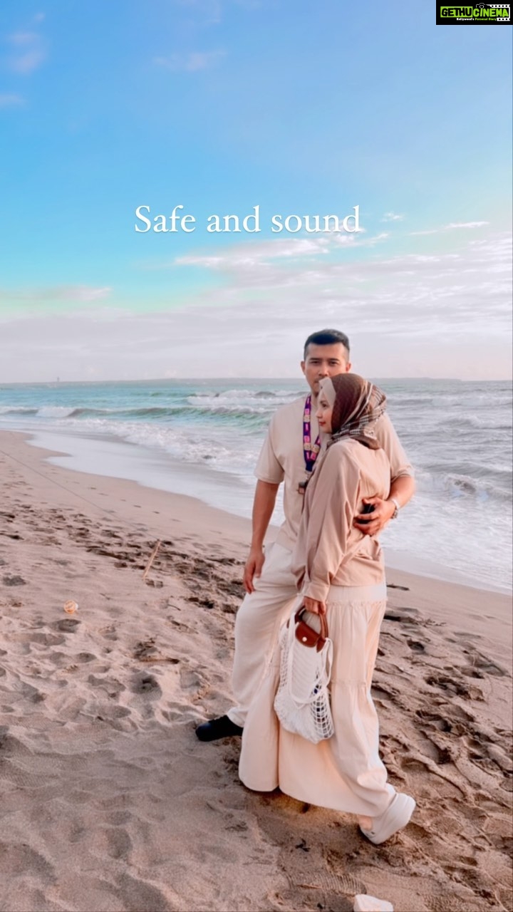 Aaron Aziz Instagram - Masya Allah Tabarakallah Alhamdulilah Thank you Ya Rabb for yet another beautiful sunset in a beautiful island. Allah swt, the Creator of the heavens and the earth. Last year has been quite a hurdle for you. You have always been my pillar of strength, it hurts me when you are in pain. You have always protected me and i always pray that i can keep you away from any harm. It pains me when you feel down. It angers me when people took advantage of you. It amazes me how you put your heart and soul in helping anyone and everyone. I love you dar. Thank you for your sincerity and working so extremely hard. Thank you for making me safe all the time. All my hard work and hustles can never be compared to yours. Insya Allah, with Allah’s will and power, I will lift you up when you are down, hold you down when things gets too much for you, keep you close when eveything seems so far for you and keep you safe and sound when you feel no is looking out for you. May Allah swt grant you the highest of Jannahtul Firdaus Ameen. May Allah swt keep you close to HIM, the Quran and the sunnah of Prophet SAW. May HE protect you from the evil eye and grant you peace, happines and the best of dunia and akhirat Ameen. #aaronaziz47inbali #aaronaziz #aaronazizfamily