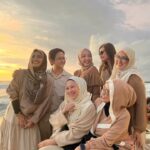 Aaron Aziz Instagram - Masya Allah Tabarakallah Alhamdulilah My first posting for my hubby’s advance surprise Bali trip. I shall keep the surprise post for his birthday on the 23rd Insya Allah So this is our first sunset in Bali with the girl gang and I am truly grateful that everyone made it happen. This is truly memories that will forever be embedded in my heart and mind. Love u all! Thank you from the bottom of my heart. Alhamdulilah for this friendship. @masthussein @fatimahmohsin @eriyanaamin @ezreenpetom @nitzbella @belleamafia Special thanks also to the husbands aka Aaron’s brothers who took the trouble too! @sheikhhaikel @charlie_fiftyfive @aide05 Another surprise couple came two days after 🥰 Big shout out to @baliprivatedrivertours for being patient with our craziness! Engage her!