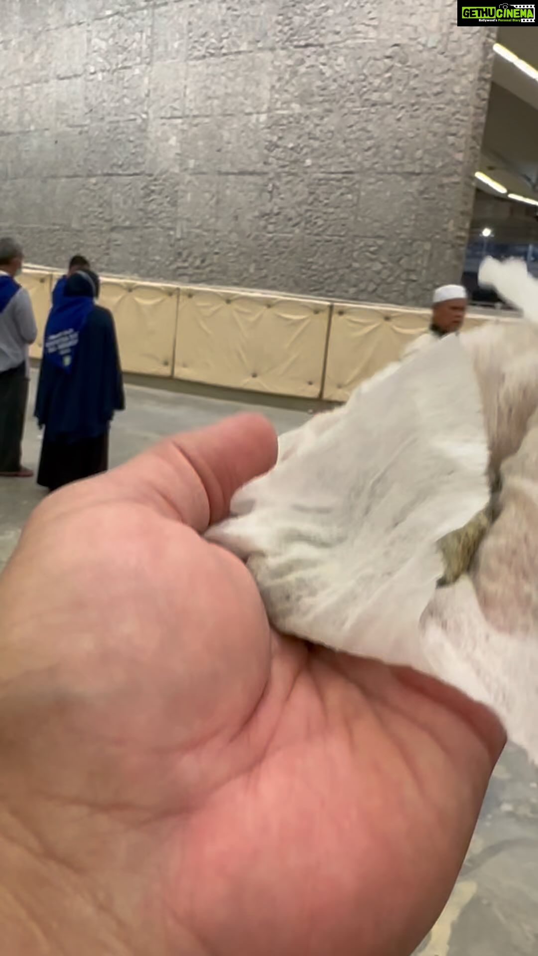Aaron Aziz Instagram - Salam Eidul Adha semua. Korang makan sedap sedap Abg nak kasi settle ni jap. Ini utk kau setan!! Dah lama aku standby nak rejam kau. Alhamdulilah selesai Jamrat Al Aqabah. Semoga semua yg menunaikan Haji mendapat Haji Mabrur Ameen Jamarat,الجمرات منى