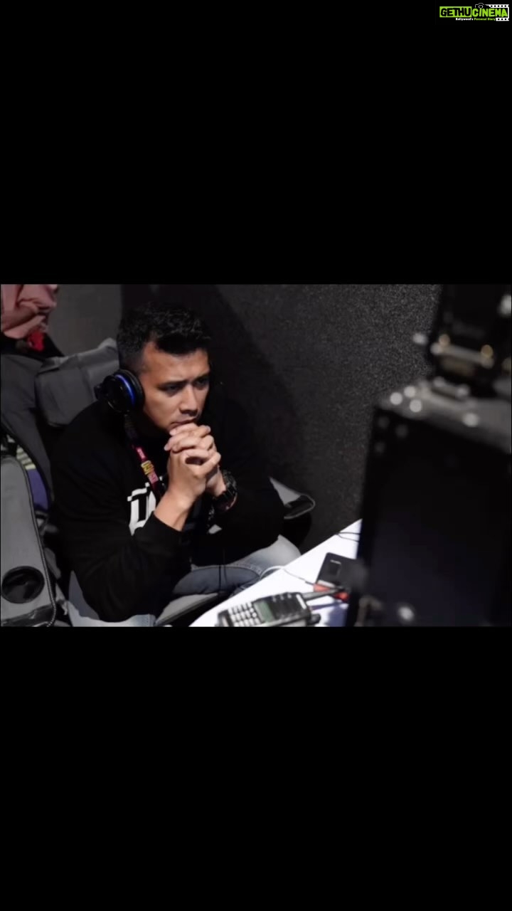 Aaron Aziz Instagram - Sometimes Abg get so tired sampai mcm nak lari ke tempat tiada orang. But tanggunjawab Abg kerana all my wonderful crew, cast and Assistant director semua depend on my screenplay utk diaorg cari makan jugak. So Abg kena stay strong walaupun dalam kesakitan. Doakan karya kami ye guys #5LFinalBattle @officialaksomalaysia @wearehombremy #aaronazizworks #Abgmentallyandphysicallytired #harapkorangsuka #harapkorangsokong #AksoIGO #AksoHavana #AksoIGOBold
