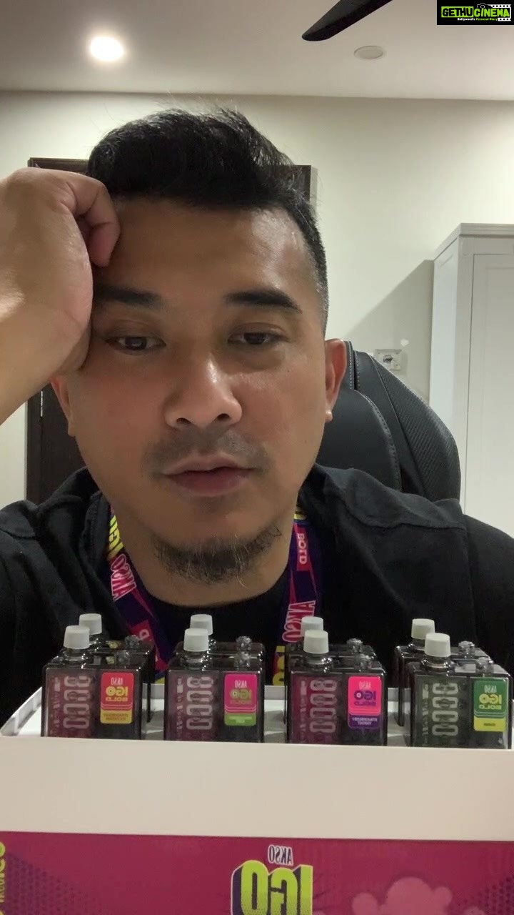 Aaron Aziz Instagram - Siapa nak dapat #AksoIGO atau #AksoIGOBOLD dan juga lanyard percuma korang kena follow @officialaksomalaysia like dan share. Kalau dipilih bertuah anda…
