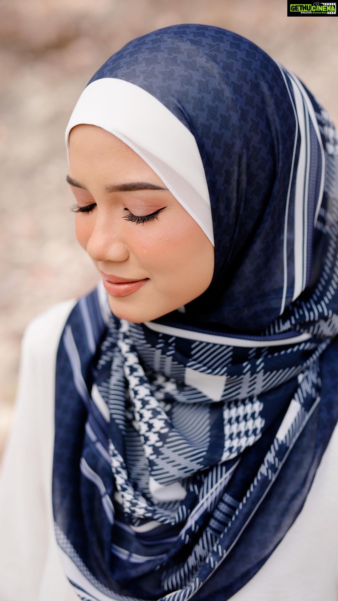 Aaron Aziz Instagram - Assalamualaikum ladies! Urgent attention! Alhamdulilah Today last day for Qadira Collection in Suntec City Twilight Feast today. Available in Lush Chiffon (Snood) Cotton Bawal and Shawl! Some colours really tinggal sikit and some habis! See u Insya Allah later k ❤️ @diyanahalikcom