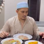 Aaron Aziz Instagram - Abg ni sejenis mesti ada sambal disisi. Tak kira la pergi US ke Jepun ke mana mana la, wajib ada sambal. Kalau dulu kesian isteri tercinta kena masak siap siap n pack. Tapi sekarang kita grab aje travel friendly As Sufi Sambal hijau dan Sambal Belado! Nasib baik baru baru ni di Mecca, bawak sambal As sufi. Walaupun isteri sibuk beribadah dan melontar 💲💲di Bin Dawood dan mcm mcm lagi (Plastic sejadah, Plastic jubah, Plastic kurma, Plastic makan aje takde) abg ok aje makan nasi putih ayam goreng sebab ada sambal!! Alhamdulilah. Kirakan sejuk hati abg bila ada sambal menemani abg disisi. Maklum la hari hari Riyal hilang dari walletttttttt… Cooking is easy with As Sufi. Peneman setia abg di bilik. 😅 https://shopee.com.my/assufijb?smtt=0.709692313-1671343177.3 www.assufi.com @as_sufifoods