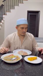 Aaron Aziz Instagram - Abg ni sejenis mesti ada sambal disisi. Tak kira la pergi US ke Jepun ke mana mana la, wajib ada sambal. Kalau dulu kesian isteri tercinta kena masak siap siap n pack. Tapi sekarang kita grab aje travel friendly As Sufi Sambal hijau dan Sambal Belado! Nasib baik baru baru ni di Mecca, bawak sambal As sufi. Walaupun isteri sibuk beribadah dan melontar 💲💲di Bin Dawood dan mcm mcm lagi (Plastic sejadah, Plastic jubah, Plastic kurma, Plastic makan aje takde) abg ok aje makan nasi putih ayam goreng sebab ada sambal!! Alhamdulilah. Kirakan sejuk hati abg bila ada sambal menemani abg disisi. Maklum la hari hari Riyal hilang dari walletttttttt… Cooking is easy with As Sufi. Peneman setia abg di bilik. 😅 https://shopee.com.my/assufijb?smtt=0.709692313-1671343177.3 www.assufi.com @as_sufifoods