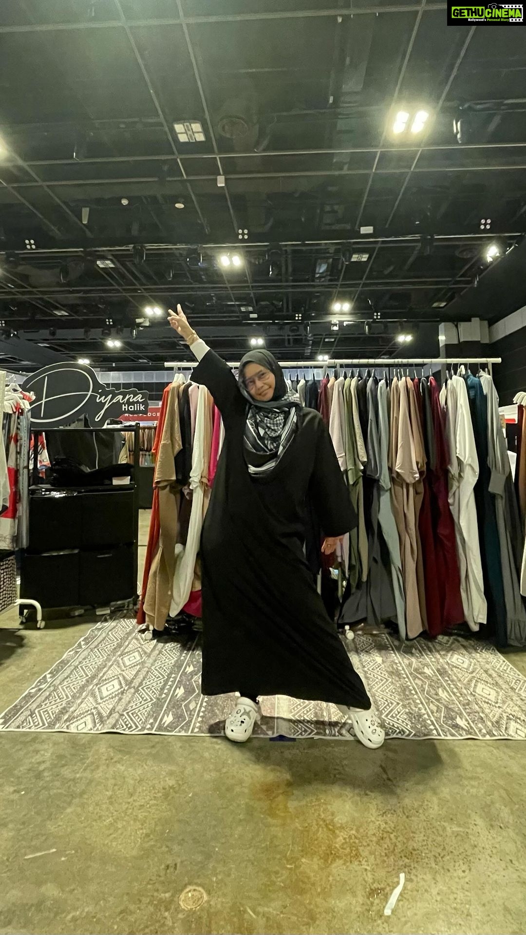 Aaron Aziz Instagram - Masya Allah Lahawlawala Quwatta Illa Billah Alhamdulilah Busy start for 2023 and Alhamdulilah for all the blessings. I was rushing up and down hospital for the girls and hubby’s medical chcek up and it lead to Dwi having to do an MRI. Well, this will be another post on another day. 😩 So i went to the aiport straight from the hospital. Arrived Singapore to do the set up and Insya Allah will be here for a few nights launching my new Qadira Collection! Pls do come and support me at Twilight, or just come and chat with me ok? Insya Allah. Suntec City Convention Centre D07 n D08 @diyanahalikcom Dont forget our All White Special deals, Umrah special etc! So many discounts! Insya Allah ❤️