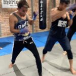 Aaron Aziz Instagram - Jampi jampi halau rasa kepenatan atau rasa nak give up. Nah ni Rasanya mcm mana susah nak belajar basic fight. So Siapa nak try rasa cakap senang la, baru sikit dah penat lah sila hadir… ke @mericanmuaythai @officialaksomalaysia #AksoIGo #TheVapeDon #5lionfinalbattle
