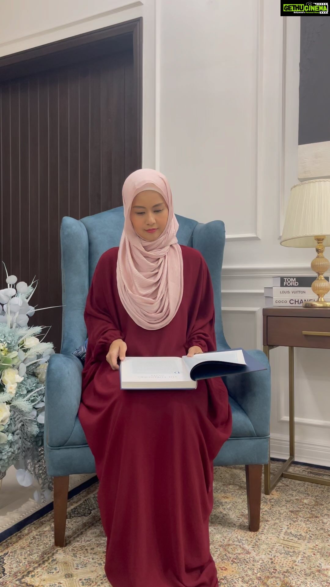 Aaron Aziz Instagram - Masya Allah sekali sekala buat transition ahhhaha. Actually nak tunjuk kita punya kaftan and lush pleats aje. Insya Allah we will be at Twilight Fest this fri to Sunday. Ada interesting sale. Also kan ada new tudung and also kan some new tudung is just SGD20 for Twilight! Umrah Sets restocks etc! So InsyaAllah kita jumpa k? And if there are anything you want me to bring pls tell me! ❤️ @diyanahalikcom Kaftan Noor Fits S to 2XL