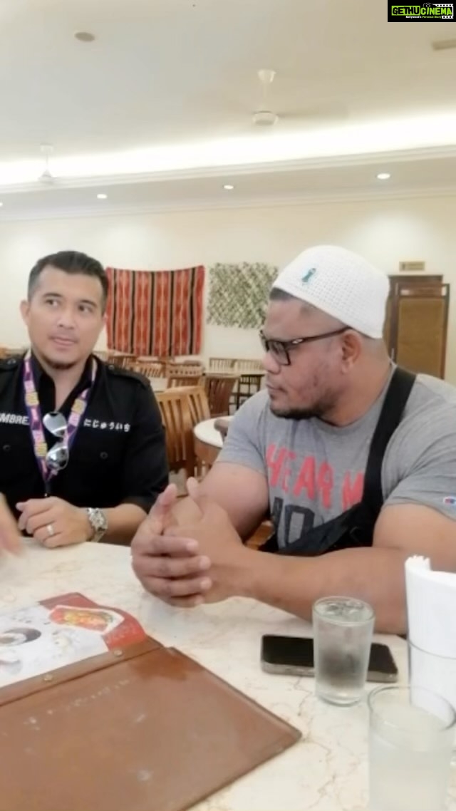 Aaron Aziz Instagram - Seek and destroy orang yg batu api dan menyebarkan fitnah. Mengeratkan silaturahim. @act431_775 @fadhil324haniff @wearehombremy @officialaksomalaysia #aksoIGo #AksoIGObold #thevapedon #aaronazizworks