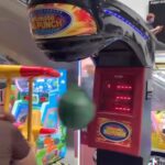 Aaron Aziz Instagram - Video yg pertama tu (masa tengah gemuk lagi) saya post kat TT dapat 6 juta biews. Ramai mintak part 2 so ni lah dia… adakah terlalu kuat sampai mesin Rosak? Pastu nak Habis kan token jadi kanak kanak riang sekejap. @officialaksomalaysia #AksoIGO #AksoIGOBold #aaronaziz #kalaunakkecamsilabelah