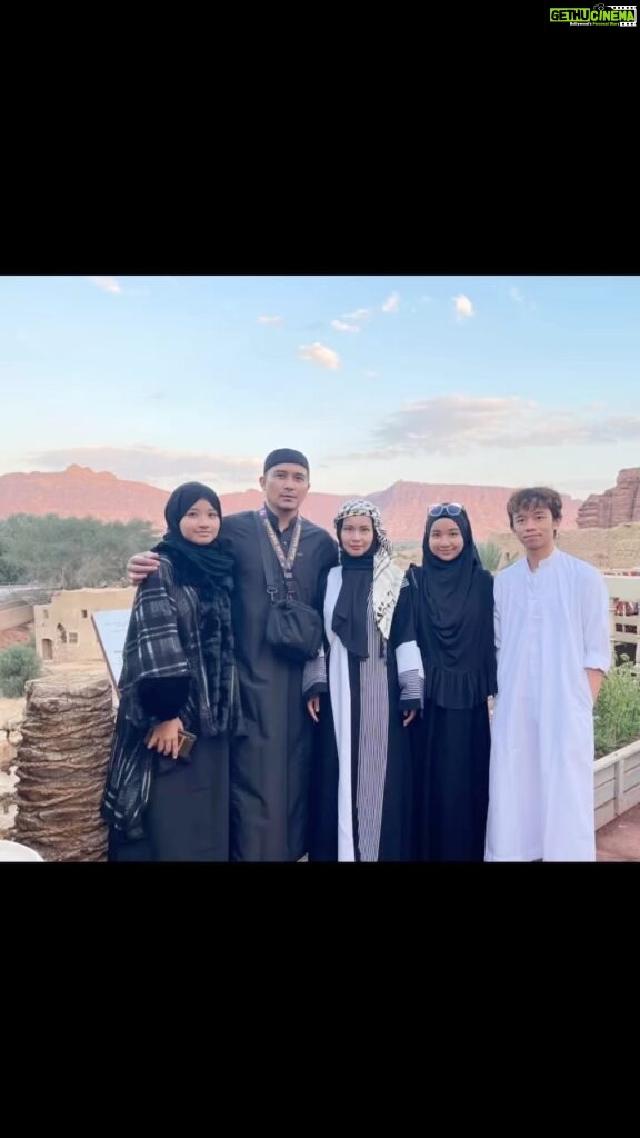 Aaron Aziz Instagram - Masya Allah Tabarakallah Alhamdulilah Syukran Terima Kasih Allah swt atas segala berkat dan kurniaan diberikan kepadaku, hambamu yg terlampau banyak dosa. Family is a very important aspect in our lives and although it seems like I’m incharge of the family but my wife has always been the anchor when the going gets tough. Allah swt has blessed me with a beautiful family. Abg Insya Allah 19 this year, how did time fly just like that. My two princesses pun getting bigger and i just told my Wife yesterday i am not ready for them to fall in love and go through any heartaches. I cant see them cry. Diyana cakap kesian girls dia, mcm mana la nak dapat boyfriend dapat Bapak mcm hawk. #abghawkpulak Diyana always remind me to treat us each other with love and respect as one day Insya Allah children are bigger, we only have us to depend on each other. Dia cakap, jangan harap anak anak. Tapi Insya Allah anak anak Daddy akan jaga Daddy and Mummy. @dwiarianaaaron @dahliaarissaaaron @danishanaqiaaron May Allah swt always protect our children from any harm and grant then the best of dunia and akhirat Amiin Dah rindu umrah bersama @persadaglobalholidays