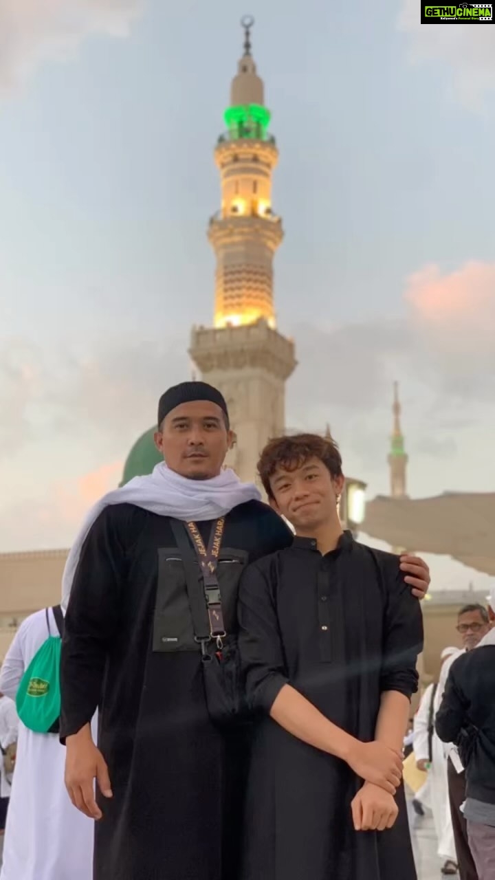 Aaron Aziz Instagram - Miss you my son. Sorry Daddy tak dapat nak hantar you. But Daddy akan sentiasa bersama mu nak. YA ALLAH sesungguhnya KAU lah sebaik baiknya Pelindung utk dia. Aku serahkan dan waqaf anak ku utk teruskan hidup dgn nama MU YA ALLAH AZZA WAJALL Ameen Ya Rabbala’lamin. @persadaglobalholidays