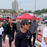 Aaron Aziz Instagram - Siapa yg perlukan Bodyguard and escort Services yg bertauliah boleh contact saya oh ye yg baling baju tu saya memang tak nak tapi organizer nak bagi chance utk yg belakang semua dapat ye… Disclaimer siap siap .. @officialaksomalaysia #serveandprotect #tiptopsecurity
