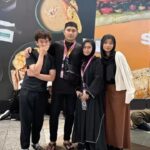Aaron Aziz Instagram - TabarakAllah. Alhamdulillah. Terima kasih kpd Team @lavender.holidays yg berusaha siang malam utk memastikan semua visa diluluskan para jemaah. Terima kasih kpd mereka yg telah mendoakan segala urusan kami dipermudahkan. Dan kami juga ingin mohon ampun maaf kalau ada tersilap kata, terkasar bahasa atau menyinggung perasaan sesiapa. Halalkan makan minum dan doakan semoga para jemaah semua dianugerahkan Haji yg mabrur. Hanya kpd MU kami sembah YA ALLAH hanya kpd MU kami mohon pertolongan. Ameen Ya Rabbala’lamin. #AaronDiyanaHajj2023 #MasyAllah #SubhanAllah #allahuakbar #anugerahygpalingagung