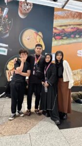 Aaron Aziz Instagram - TabarakAllah. Alhamdulillah. Terima kasih kpd Team @lavender.holidays yg berusaha siang malam utk memastikan semua visa diluluskan para jemaah. Terima kasih kpd mereka yg telah mendoakan segala urusan kami dipermudahkan. Dan kami juga ingin mohon ampun maaf kalau ada tersilap kata, terkasar bahasa atau menyinggung perasaan sesiapa. Halalkan makan minum dan doakan semoga para jemaah semua dianugerahkan Haji yg mabrur. Hanya kpd MU kami sembah YA ALLAH hanya kpd MU kami mohon pertolongan. Ameen Ya Rabbala’lamin. #AaronDiyanaHajj2023 #MasyAllah #SubhanAllah #allahuakbar #anugerahygpalingagung