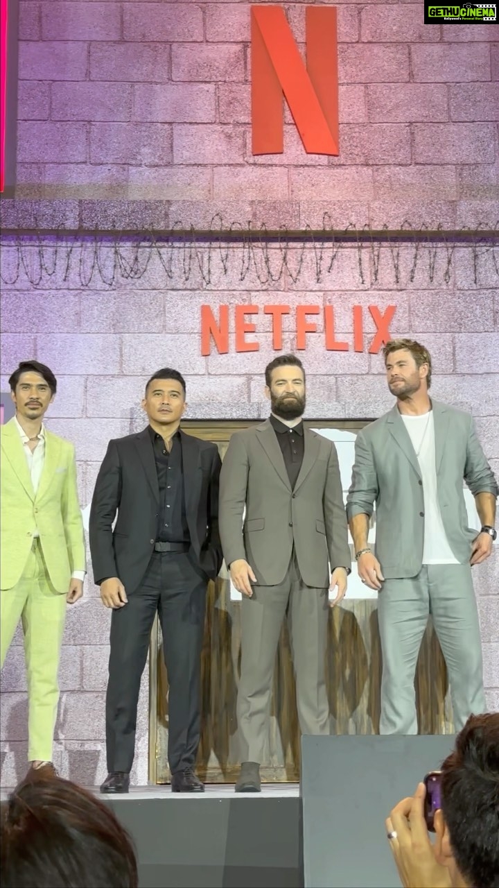 Aaron Aziz Instagram - Alhamdulillah for the opportunity to be in Manila. ALLAH knows best. @NetflixMY @NetflixFilm #TylerRakeLives #Extraction2PH Chris fight scenes GEMPAK gila!! 100 times better than Fast X. You all must watch!! @chrishemsworth @samhargrave (Director) @iedilputra #Extraction2premiere #Extraction2premiereInvite #abgdapatsalamThor #abgdapatsalamTylerRake Wearing @lordstailor Manila Day 2