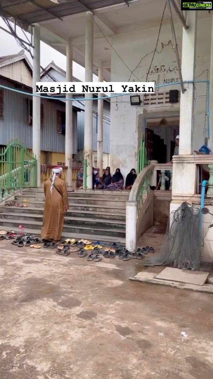 Aaron Aziz Instagram - Assalamualaikum semua! Ingat lagi tak few months back we went to Cambodia Phnom Penh utk bantu mengumpul dana? Penduduk Islam seramai 300 keluarga di dalam kampung 7, mukim Tanong, daerah Koh Sotin, wilayah Kampung Cham, Kemboja, sedang mengalami kesukaran kerana terpaksa menunaikan solat di dalam masjid lama yang uzur dan tidak dapat memperbaiki semula. Tanah sudah di rata kan, qiblat pun Alhamdulilah dah dibetulkan. Tapi buat masa sekarang project Nina masjid ini abit slow kerana kekurangan dana. Sekarang kita masih memerlukan dana lagi untuk fasa pertama. Dengah rendah hati, saya, @aarondwiaziz @ddaania_mil_lisa dan @cacigkh sangat mengalu alukan sumbangan. May Allah swt bless all of your kindness and generousity with a house in jannahtul Firdaus Ameen Uthman ibn Affan reported: The Messenger of Allah, peace and blessings be upon him, said, “Whoever builds a mosque for Allah, Allah will build for him a house like it in Paradise.” Sahih Bukhari Boleh dm @ddaania_mil_lisa atau @cacig_org Jazakumullahu khyr.