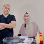 Aaron Aziz Instagram - Asslamualaikum Semua. @diyanahalik kasi abg challenge. Kalau abg boleh masak kan dia one dish and sedap then dia cakap no winter holiday this year. 😜 (rekaan abg semata mata) So abg googled untk recipe yg tutup satu mata pun boleh buat. Sushi bake ala Aaron Aziz menggunakan All in 1 FlexiSteam Pro dengan Cooking Function: Steam, Bake (8 baking modes), Air Fry, Bake, Steam + Grill. Sebenarnya dapur lagi kemas tak banyak appliances. So korang tengok hasil nya and doakan abg selamat December ni ye. Do visit www.senz.com.my and follow @senz.malaysia