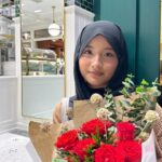 Aaron Aziz Instagram - Masya Allah Tabarakallah the baby in the family is 13 already! Alhamdulilah thank you Allah swt for the blessings. Ahlia Ami, you must remember that you are special. Special in the eyes of Daddy and Mummy. Believe in your strength and uniqueness. Bloom like a flower and unfold your beauty. You have progressed so much in your maturity and your studies. Mummy and Daddy are proud of you. Ahlia Ami remember, you are only successful when you have earned the pleasure of Allah swt. Just like how you have progressed and bloomed, you need to jaga your duties as a servant to Allah swt also ok? The key is consistent. Guard your solah, jaga your ahklak and always follow the sunnah of our Prophet saw. May Allah swt grant Ahlia Ami, the best of dunia and akhirat, good akhlak, good health, peace and happiness, rizk and may Allah swt grant you protection and make you a pious woman and a guaranteed place in Jannahtul Firdaus Al A’la. Ameen I love you always and you will always be my baby. Always. @dahliaarissaaaron