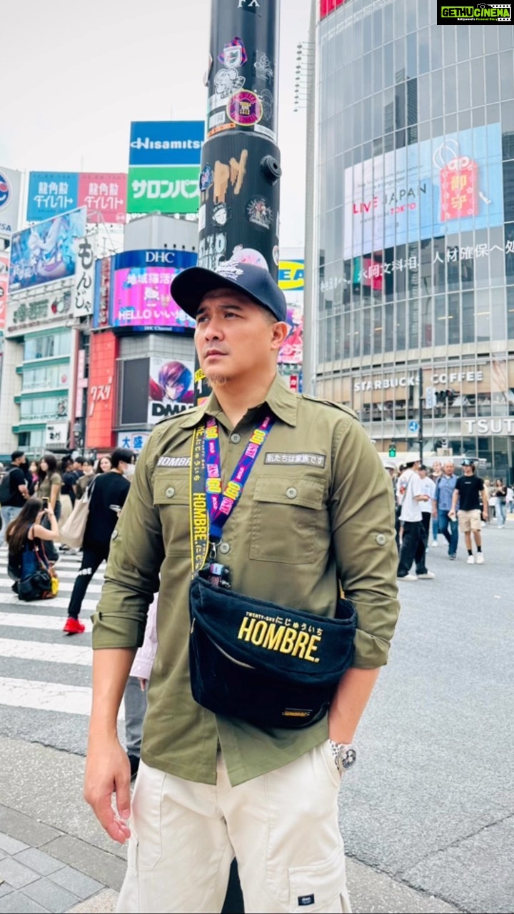 Aaron Aziz Instagram - Masya Allah sebelum bertolak abg dah cakap, abg tak nak eh ambil ambil gambar kat crossing crossing ni semua… Apakan daya kali ke 1000000 ambil gambar kat sini. Apasallll tiap tiap kali kena ambil gambar kat jalanrayaaaaa… #abgtewas #abgsaysNOtapiShesayYes #abgtakfaham #abgikutkan #abgwonderwhy #abgtetapkalah #abgtaknakkkkkklaaaaa #abgtakbolehsenyumdah #abgtakpernahmenang @officialaksomalaysia @hombretwentyone @wearehombremy @diyanahalikcom
