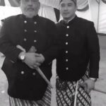 Aaron Aziz Instagram – Assalamua’alaikum disini saya ingin mohonkan doa utk sahabat baik saya dan my kid’s Papa Q, Dato Captain Hj Guljar Mohamad Noor Mohamed yg telah kembali ke rahmatullah. Arwah was the kindest man i have ever met. A loving husband, a loving Father, a loving Brother. a loving son and a loving companion. Dia ada bersama saya through out my ups and down in life. Seorang yg murah hati, bersopan and tidak lokek ilmu mahupun rezeki.  Salam takziah ikhlas dari hati saya Kpd ahli keluarga arwah. Semoga anda tenang di sana wahai sahabat ku. InnShaAllah akan ku cari kamu bila kami semua berjumpa lagi di padang mashsyar nanti InsyaAllah Semoga ALLAH AZZA WA JALL mengampuni segala dosa dosa arwah dan ditempat kan bersama hamba hamba yg dicintai ALLAH SWT di Jannahtul Firdaus. Innalillahwainailaihirojiuun  Allahumaghfirlahu warhamhu wa’afini Wa’fuanhu. Ameen Ya Rabbala’lamin…. 😔 Rindu.