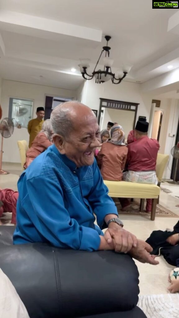 Aaron Aziz Instagram - Masya Allah Tabarakallah Keeping this here for memories! Day 1 of Raya with my Obek Suni!!!! Obek Basuni is my dad’s elder brother. I think in his 80s, Alhamdulilah. The cutest jutawan Obek in Singapore hahahha Typically this is how a wise and older Boyan man looks like. Fun carefree and most of the times funny! Just like my dad…. I guess I got my chandi-ness from my Boyan side.. 😂😂 (is chandi a legit word guys??) @lurvelyzaina @darwinahalik May Allah swt grant Obek the best of health, dunia and akhirat Ameen #boyanpower #obek #laube #halikfamily