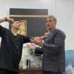 Aaron Aziz Instagram - Ramai tak tahu Abg dah black belt 7 Dan. Ok Abg belanja korang belajar mcm mana nak menangani musuh kalau perlu bertumbuk. Subscribe YouTube Channal Abg pls @fairiekhalil #SifuAaronPart1 @officialaksomalaysia #AksoGT #AksoIGO #AksoIGObold #Thevapedon #MasterAaronAziz