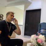 Aaron Aziz Instagram - Ye Abg lonely. Wife @diyanahalik Di luar negara, @danishanaqiaaron Di Jepun, @dwiarianaaaron di kampus. Rumah dah siap sedia utk raya Tapi takde orang dtg…. Siapa nak dtg rumah Abg??? @officialaksomalaysia @hombretwentyone @wearehombremy