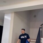 Aaron Aziz Instagram - Bila Abg lambat dan mintak makan, isteri takde. Nak order grab tapi tengah diet la pulak… Anyway yg mana belum try kena try @breakoat ni 🔥 Alang alang saya dah share pasal @breakoat ni , so yang mana nak komen je “NAK” dekat bawah 👇🏻‼️ Saya bagi diskaun RM60 yang mana nak try breakoat dark chocolate ni . Kena cuba dulu baru tahu result dia macam mana .
